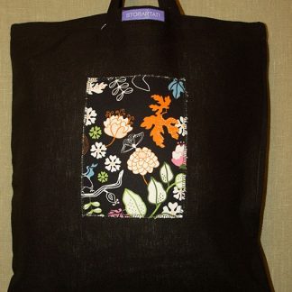 Linnekasse med fjäril och blommor